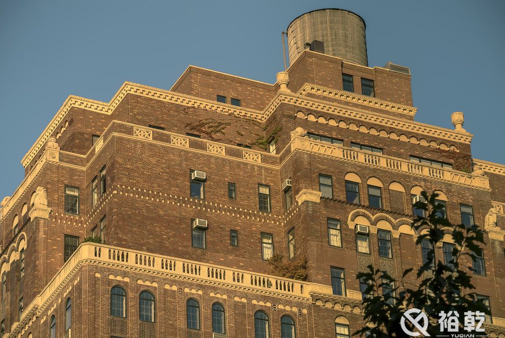 大型商場(chǎng)建筑主要包含哪些重點(diǎn)用能設(shè)備?(圖1) brown concrete building under blue sky during dayti (3).jpg