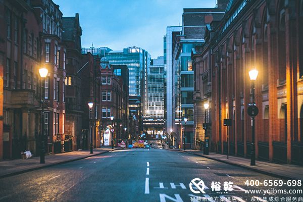 　　隨著城市化進(jìn)程的加快，樓宇管理逐漸成為現(xiàn)代城市的重要組成部分。樓宇智能管理系統(tǒng)(Integrated Building Management System，簡稱IBMS)應(yīng)運(yùn)而生，成為解決樓宇運(yùn)營管理效率、降低能耗、提升居住與工作環(huán)境的重要工具。本文將詳細(xì)探討樓宇I(lǐng)BMS系統(tǒng)的組成、功能、優(yōu)勢以及未來的發(fā)展趨勢。  　　一、什么是樓宇I(lǐng)BMS系統(tǒng)?  　　樓宇I(lǐng)BMS系統(tǒng)是一種集成的管理平臺(tái)，通過物聯(lián)網(wǎng)(IoT)、大數(shù)據(jù)、云計(jì)算等新興技術(shù)，將建筑內(nèi)各種設(shè)備與系統(tǒng)(如空調(diào)、照明、安防、消防、能耗管理等)有效整合，實(shí)現(xiàn)集中監(jiān)控與管理。其目的是提升建筑的運(yùn)營效率、降低能耗、保障居住者的安全，創(chuàng)造更加舒適的環(huán)境。  　　二、樓宇I(lǐng)BMS系統(tǒng)的核心組成  　　1. 監(jiān)控系統(tǒng)：樓宇I(lǐng)BMS系統(tǒng)能夠?qū)崟r(shí)監(jiān)控建筑內(nèi)各類設(shè)備的運(yùn)行狀況，如空調(diào)系統(tǒng)的溫度、濕度水平，照明系統(tǒng)的電源狀態(tài)等。這些數(shù)據(jù)可以通過可視化界面直觀展現(xiàn)，便于運(yùn)維人員快速做出響應(yīng)。  　　2. 能源管理系統(tǒng)：通過對建筑內(nèi)能耗的實(shí)時(shí)跟蹤，實(shí)現(xiàn)能耗數(shù)據(jù)的分析與優(yōu)化，幫助管理者制定更為科學(xué)的能耗策略，降低運(yùn)營成本。  　　3. 安全與安防系統(tǒng)：集成視頻監(jiān)控、門禁控制、報(bào)警系統(tǒng)等，以確保建筑內(nèi)人員及財(cái)產(chǎn)的安全。這一模塊能夠?qū)崟r(shí)識別異常情況，并立即通知相關(guān)人員或部門采取措施。  　　4. 建筑自動(dòng)化系統(tǒng)：樓宇I(lǐng)BMS系統(tǒng)利用傳感器和控制器實(shí)現(xiàn)對建筑內(nèi)部環(huán)境(如溫度、濕度、光照等)的自動(dòng)調(diào)節(jié)，提升居住舒適度。  　　5. 通訊與網(wǎng)絡(luò)系統(tǒng)：為了保障各個(gè)系統(tǒng)的高效協(xié)作，樓宇I(lǐng)BMS系統(tǒng)還需要強(qiáng)大的通訊與網(wǎng)絡(luò)基礎(chǔ)設(shè)施支持。這包括有線網(wǎng)絡(luò)、無線網(wǎng)絡(luò)和云計(jì)算平臺(tái)。  　　三、樓宇I(lǐng)BMS系統(tǒng)的功能與優(yōu)勢  　　1. 提升管理效率：樓宇I(lǐng)BMS系統(tǒng)可以將建筑內(nèi)各類設(shè)備的操作整合到一個(gè)平臺(tái)上，管理者通過該系統(tǒng)即可進(jìn)行智能控制，降低了人力成本，提升了工作效率。  　　2. 降低能耗：通過實(shí)時(shí)監(jiān)測與數(shù)據(jù)分析，IBMS系統(tǒng)能夠識別能耗異常，并及時(shí)進(jìn)行調(diào)整，幫助建筑降低能耗和運(yùn)營成本，實(shí)現(xiàn)綠色建筑目標(biāo)。  　　3. 改善居住體驗(yàn)：樓宇I(lǐng)BMS系統(tǒng)可以根據(jù)使用者的需求自動(dòng)調(diào)節(jié)室內(nèi)環(huán)境，如調(diào)節(jié)空調(diào)的溫度與濕度、照明的亮度等，確保員工在舒適的環(huán)境中工作，提高工作效率。  　　4. 提高安全性：集成的安防系統(tǒng)能夠?qū)崟r(shí)監(jiān)測潛在風(fēng)險(xiǎn)，并及時(shí)發(fā)出預(yù)警，保障建筑及其使用者的安全。尤其在火災(zāi)、入侵等突發(fā)事件中，IBMS系統(tǒng)能迅速響應(yīng)，最大限度地減少損失。  　　5. 可擴(kuò)展性與靈活性：樓宇I(lǐng)BMS系統(tǒng)具有良好的可擴(kuò)展性，能夠根據(jù)建筑的不同需求，靈活添加或調(diào)整模塊，確保系統(tǒng)始終適應(yīng)建筑的運(yùn)營變化。  　　四、樓宇I(lǐng)BMS系統(tǒng)的應(yīng)用場景  　　1. 商業(yè)辦公樓：在大型商業(yè)辦公樓中，樓宇I(lǐng)BMS系統(tǒng)能夠?qū)崟r(shí)監(jiān)控各項(xiàng)運(yùn)營數(shù)據(jù)，幫助管理者進(jìn)行有效的資產(chǎn)管理和空間利用，提升辦公環(huán)境的舒適度和安全性。  　　2. 酒店與會(huì)展中心：在酒店及會(huì)展中心，IBMS系統(tǒng)可通過智能化管理提升客戶體驗(yàn)，如智能燈光控制、溫度調(diào)節(jié)等，提升客滿時(shí)的運(yùn)營效率。  　　3. 醫(yī)療機(jī)構(gòu)：醫(yī)院等醫(yī)療機(jī)構(gòu)對于環(huán)境的要求極高，樓宇I(lǐng)BMS系統(tǒng)可以保證醫(yī)院內(nèi)部空氣質(zhì)量、溫濕度維持在最佳狀態(tài)，保障患者與醫(yī)務(wù)人員的安全與舒適。  　　4. 工業(yè)廠房：在工業(yè)企業(yè)中，IBMS系統(tǒng)可以有效監(jiān)控和管理設(shè)備的運(yùn)行狀態(tài)，降低設(shè)備故障率，同時(shí)優(yōu)化能耗管理，提高生產(chǎn)效率。  　　五、樓宇I(lǐng)BMS系統(tǒng)的未來發(fā)展趨勢  　　1. 智能化水平提升：隨著人工智能及機(jī)器學(xué)習(xí)技術(shù)的發(fā)展，IBMS系統(tǒng)將變得更加智能，能夠根據(jù)歷史數(shù)據(jù)和實(shí)時(shí)監(jiān)測自動(dòng)優(yōu)化建筑管理策略。  　　2. 云計(jì)算的廣泛應(yīng)用：未來的IBMS系統(tǒng)將更多地依賴云計(jì)算，通過云平臺(tái)實(shí)現(xiàn)數(shù)據(jù)的存儲(chǔ)、管理與分析，推動(dòng)建筑管理的數(shù)字化轉(zhuǎn)型。  　　3. 物聯(lián)網(wǎng)技術(shù)的深度整合：IBMS系統(tǒng)將與物聯(lián)網(wǎng)設(shè)備深度融合，建立起更為廣泛的智能設(shè)備生態(tài)，實(shí)現(xiàn)建筑內(nèi)部的全面互聯(lián)與自動(dòng)化管理。  　　4. 可持續(xù)發(fā)展的推動(dòng)：環(huán)保與可持續(xù)發(fā)展將是未來IBMS系統(tǒng)發(fā)展的重要方向，樓宇I(lǐng)BMS系統(tǒng)通過實(shí)時(shí)監(jiān)測與數(shù)據(jù)分析，幫助建筑達(dá)到更低的碳排放標(biāo)準(zhǔn)，實(shí)現(xiàn)可持續(xù)運(yùn)營。  　　5. 用戶體驗(yàn)至上的設(shè)計(jì)：未來的IBMS系統(tǒng)將更加注重用戶體驗(yàn)，通過更為簡潔的界面、更流暢的操作流程保障用戶的便捷性，提升用戶對系統(tǒng)的認(rèn)可度。  　　結(jié)論  　　樓宇I(lǐng)BMS系統(tǒng)作為現(xiàn)代建筑管理的重要工具，憑借其強(qiáng)大的集成能力和智能化管理，為建筑的高效運(yùn)營、節(jié)能降耗及安全保障提供了有力支持。隨著技術(shù)的不斷進(jìn)步和發(fā)展，IBMS系統(tǒng)的應(yīng)用前景將更加廣闊，必將引領(lǐng)未來建筑管理方式的變革。